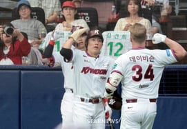 [Photo] "The man is a shoulder!" Tied-run homer by Davison