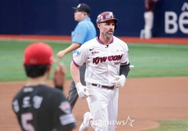 [In a Flash] 'Doyoung, the competition is now back to square one!' Tied two-run homer by Davison