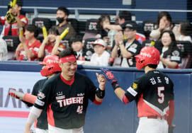[Photo] Kim Tae-gun creates a scoring opportunity with a double in the bottom of the sixth inning with two outs