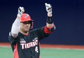 [Photo] Kim Tae-gun creates a scoring opportunity with a double in the bottom of the 6th inning with two outs