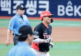 [Foto] «¿Le dio el clavo?» Jonrón de dos carreras en la parte baja del octavo inning por Kim Tae-gun