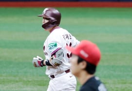 [Foto] '¿Se imaginaban un jonrón de bases llenas con final en la parte baja del noveno inning?' Kim Jae-hyun logra la victoria ante Lee Ui-ri