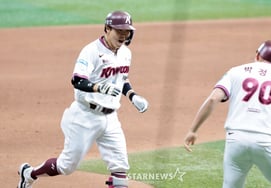 'An unprecedented grand slam walk-off home run after four years' — Kim Jae-hyun completes a stunning comeback with his 8th career home run! The manager also smiled.
