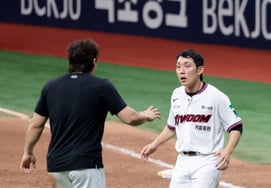 [Photo] Na Sung-beom talking with Seo Geon-chang after the game