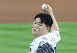 [Photo] Koo Kyu-won's pitch, serious yet with a crazy presence