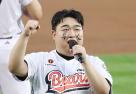 [Photo] Koo Kyu-won of "Gyu-katsu" says, "First live game, first ceremonial pitch, first win."