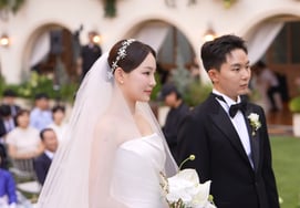 李雅英♥沈圭德，克服“恋爱战争”争议后再度结婚……奢华婚礼全程直播 [明星话题]