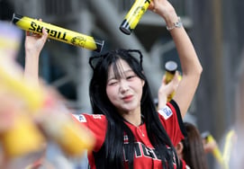 [Foto] "¡Corazones, ¡fueiyá~~! ¡Transmítanlo a los fans de Kia!" Yoo Se-ri