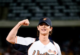 A true man-chit-nam visual... SHINee's Minho delivers a "successful" ceremonial first pitch at a Taiwanese professional baseball game