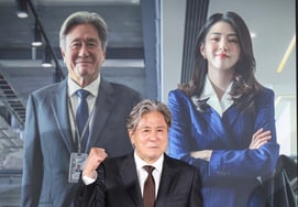 Choi Min-sik takes on the role of an intern! [★Photo]