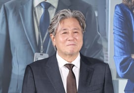 Choi Min-sik, "Relaxed Intern Smile" [★Photo]