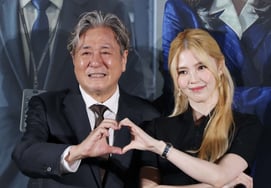 Choi Min-sik and Han So-hee in 'Intern, Please Love Me' [★Photos]