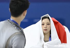 "何の関係ですか? 想像にお任せします"··· 9歳差の日本フィギュア金メダルカップル、サプライズ婚約発表「欠かせない存在」