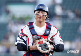 'Unexpected hand injury': Lotte's main catcher undergoes detailed examination at hospital; result: "Damage to the membrane surrounding the tendon." Still, he may be able to play. How?