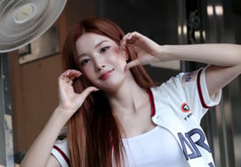 Kwon Eun-bi outshines her agency in self-promotion... Unfurls a giant banner herself