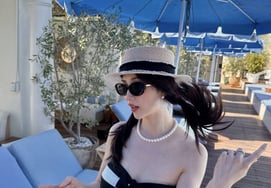 'Ryu Soo-young ♥' Park Ha-seon shows off her final swimsuit look of the year... a slim, lean figure without any flab