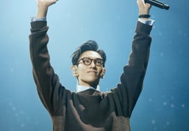 BIGBANG kỷ niệm 20 năm, T.O.P cũng cười với fan [Star Issue]