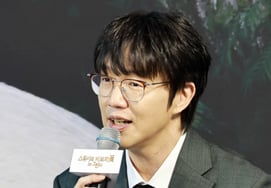 "For those who say they can drink a bit of alcohol!"..Singer Sung Si-kyung has also created soju..51 percent ABV