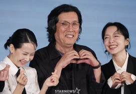 'Possible Love' Director Lee Chang-dong, Hand Heart Pose Also Possible! [★Photo]