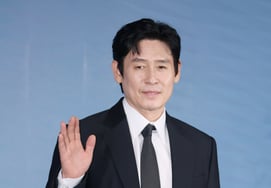 ソル・ギョングの「余裕のある手の挨拶」 [★フォト]