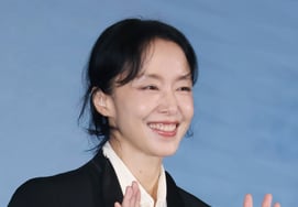 チョン・ドヨンの「かわいい手の挨拶」 [★フォト]