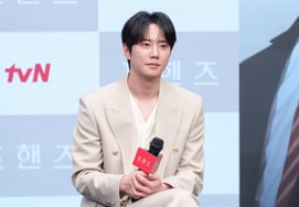 Lee Jun-young reveals pre-enlistment photos: "He must be training hard by now" [Four Hands]