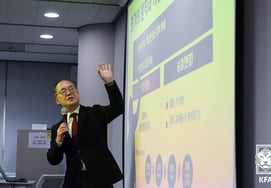 The Korea Football Association's "Monday Briefing" ultimately amounts to nothing; controversy over a lack of communication regarding officiating decisions persists.