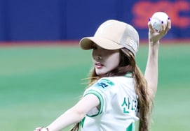[Photo] Sandara Park of 2NE1 applauds the last-place team