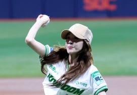 [Photo] Sandara Park: Even in ceremonial first pitches, there are variations