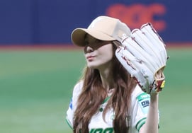 [Photo] Dara, sending off in 2NE1 style