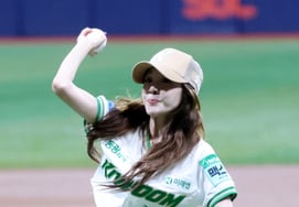 [Photo] Sandara Park, 2NE1 are right-handed traditionalists