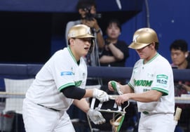 [Photo] Kim Geon-hee takes the lead with a run-scoring hit in the bottom of the first inning