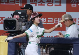 [Foto] Batgirl Kang Soo-kyung, con un desplazamiento ágil