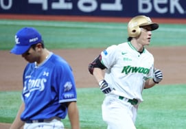 [Foto] Seo Geon-chang levanta la cabeza ante Kim Young-woong