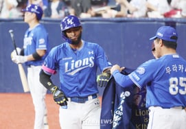 [Foto] Solofo Díaz, con el traje de fiesta del entrenador Murakami