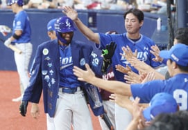 [Photo] Diaz, warmly stamping the captain's seal