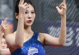 Матч между «Киум Хироуз» и «Самсунг Лайонс» в рамках лиги KBO 2026 года, спонсируемой Shinhan SOL, состоялся 25-го числа на стадионе «Гочхёк Скай Дам» в Сеуле.