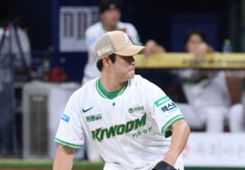 [フォト] チョ・ヨンゴン「肩が新鮮だ」