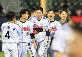 "A 'Sorry' and a flood of 'No!' from LG fans moved Hong Chang-ki to tears... A touching interview as moving as the walk-off"