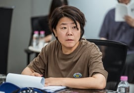 '奶奶'李贞恩，以 70 岁老奶奶身份……携手金武烈为孙子展开复仇 [官方]