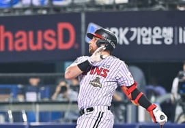 'Batting lineup with nuclear bombs, cheering section drenched in water bombs' LG hits three home runs for eight RBI showcase... Lim Chan-kyu reaches 12 wins, leaps to 'shared first place in wins' [Jamsil On-site Review]