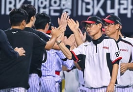 'Lim Chan-kyu's 12th Win, Austin Dean Back-to-Back Blasts' LG Ends 66-Day Drought with Three Straight Wins, But KIA Also Wins Again: 'No Way to Escape' [Jamsil On-site]