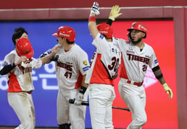 'Amazing' KIA hits another grand slam! The shocking and terrifying '3rd-4th' lineup... Yet even with a 16-5 lead and an 11-run gap in the 8th inning, Lotte's fearsome late-game resilience means no one can relax. Still, KIA advances once more toward the top of the standings [Gwangju On-site Review]