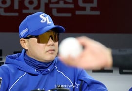 'Tightest Lead Race' Park Jin-man Honestly Admits, "During the Game, I Go Quietly Alone to Check KT's Score"