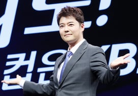 "Notary certification takes half a day": Jeon Hyun-moo sparks controversy over impromptu trip to Kazakhstan → Complaints filed with Ministry of Foreign Affairs [Star Issue]