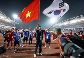 "Today, I feel like the king of Vietnamese football; after the match, I collapsed." Coach Kim Sang-sik expresses overwhelming emotion... Four championships in two years in Vietnam