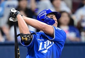 'Kim Young-ung's grand slam sparks huge cheers!' Park Jin-man: "I reacted without realizing it; I was just thinking, 'Don't just strike out...'"