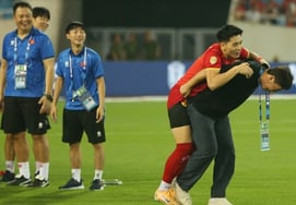Manager Kim Sang-sik shares a heartwarming moment as he is carried onto the award stage by his 28-year-old disciple, drawing "roaring cheers" from Vietnamese fans.
