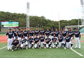 韩国 U-18 棒球国家队于 27日在蔚山文水棒球场与蔚山鲸队进行赛前热身赛前拍摄了纪念照。/照片=大韩棒球软式球协会提供