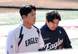'Even Chae Eun-seong got injured.' Hanwha faces another setback, side injury during batting practice: "I think we need to get a video." [Incheon field]